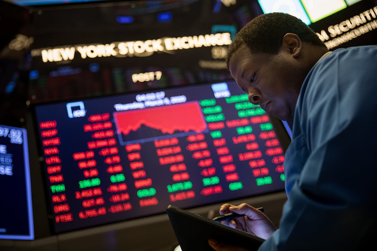 US stocks plummet, Dow loses nearly 3,000 points over COVID-19