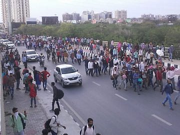 Exodus of migrants from Delhi: But UP police drive them back