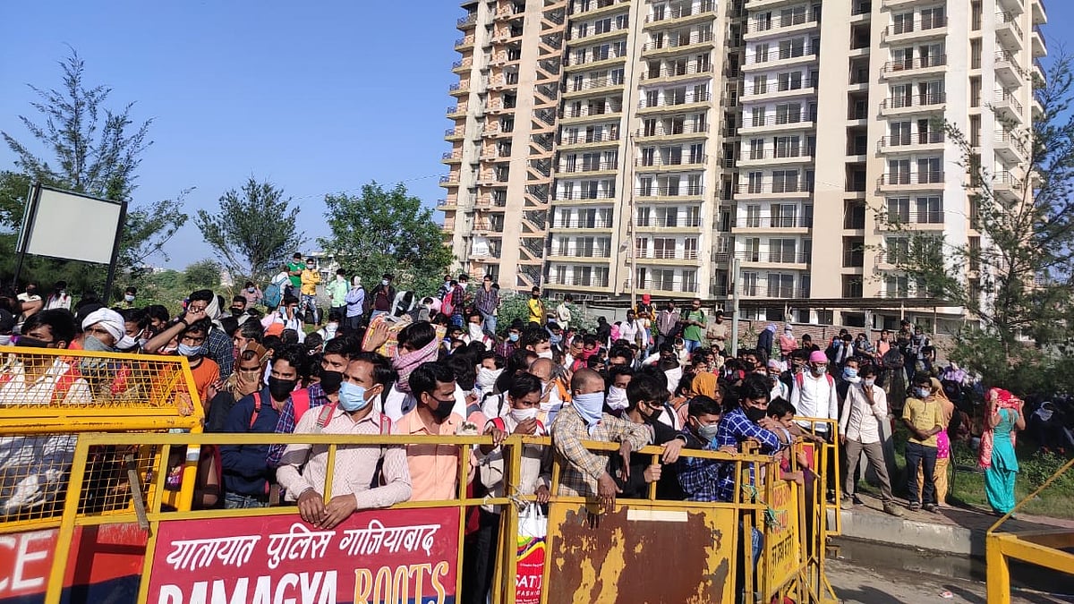 Migrants on their way to their native village, during a nationwide lockdown imposed in the wake of coronavirus pandemic, in Ghaziabad, Saturday, March 28, 2020 (NH Photos by Vishwadeepak)