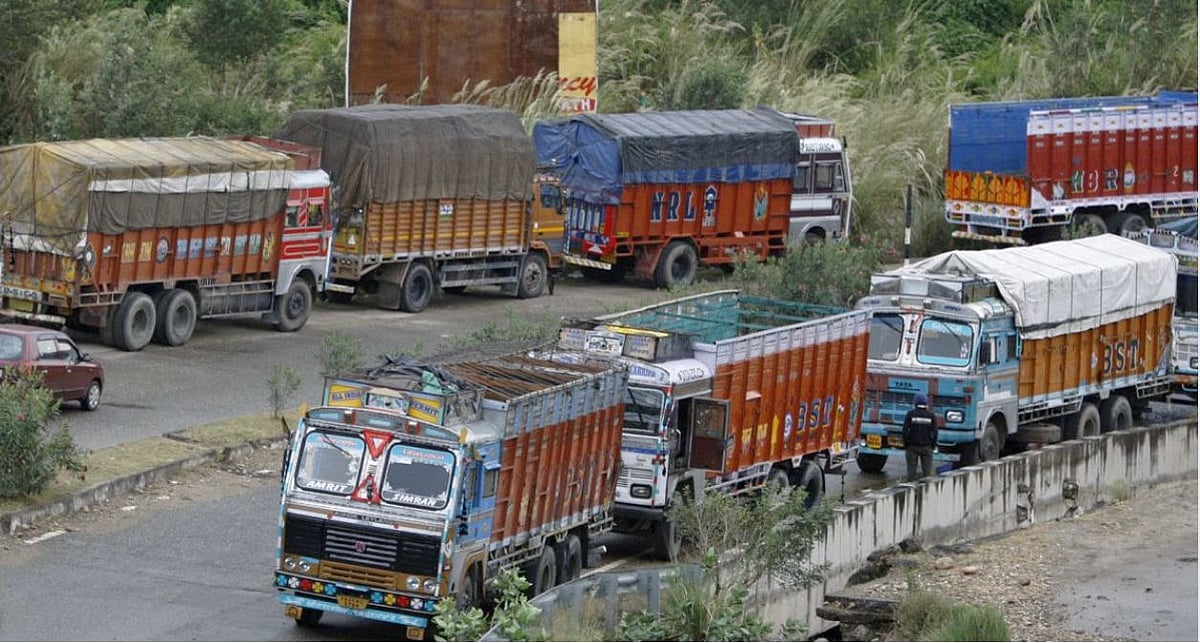 Corona lockdown: Trucks stuck, drivers surviving on water