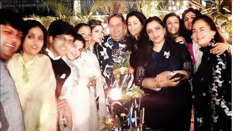 Kanika Kapoor with many other celebrities and politicians in a party in Lucknow (Photo Courtesy: Twitter)&nbsp;