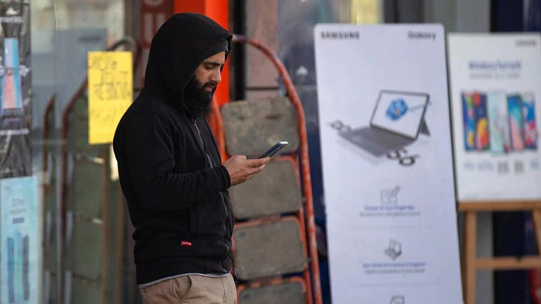 Social media blockade lifted in Jammu and Kashmir