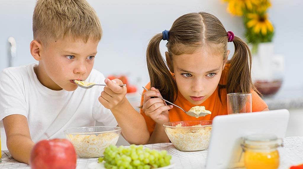 Playing games while eating may decrease food intake