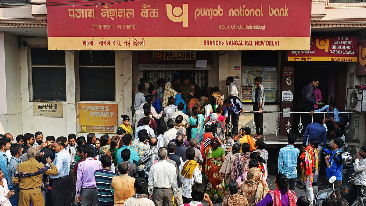 Uttar Pradesh: Crowds at banks as lockdown extension appears possible  