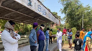 Bollywood: FWICE starts distributing groceries to film industry workers to help them during lockdown