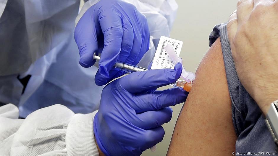 US FDA commissioner refuses to offer COVID-19 vaccine timing