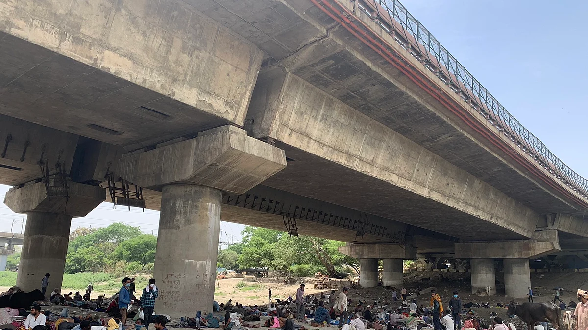 Migrant workers under the Yamuna Bridge in Delhi (File Photo: Twitter)