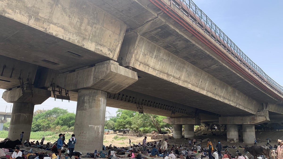 Migrant workers under the Yamuna Bridge in Delhi (File Photo: Twitter)