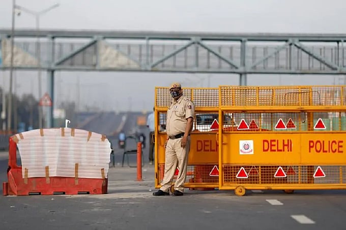 WATCH: Angry commuters stuck en route as Delhi-Ghaziabad border sealed
