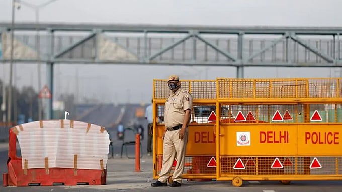 WATCH: Angry commuters stuck en route as Delhi-Ghaziabad border sealed