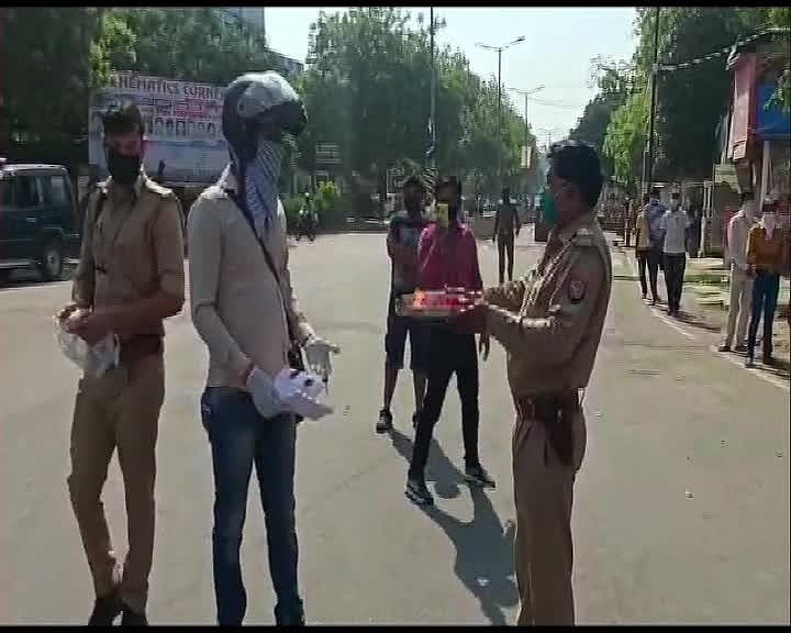 Uttar Pradesh: Instead of lathicharge police greet lockdown violators with ‘Aarti’ and ‘Prasad’ 