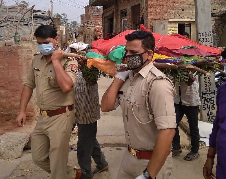 Police, health workers go beyond duty, perform last rites