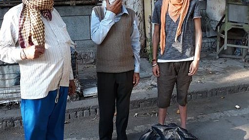 Delhi: Many jhuggi jhopdi clusters near Sarita Vihar face shortage of food, get stale food packages