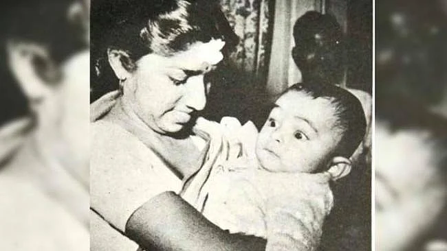 Lata Mangeshkar holding 6 months old Rishi Kapoor Photo Courtesy: Twitter)
