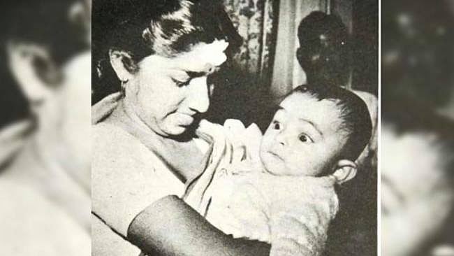 Lata Mangeshkar holding 6 months old Rishi Kapoor Photo Courtesy: Twitter)