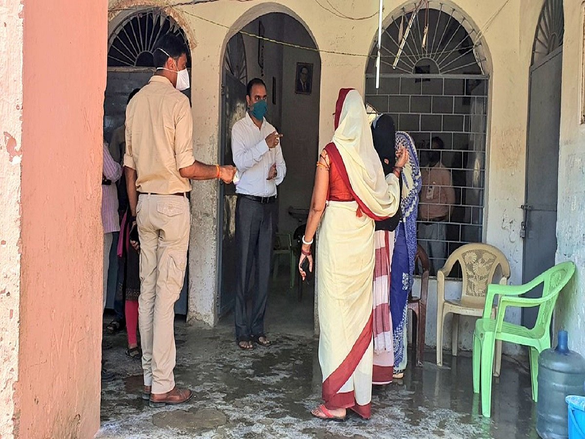 UP: Tehsildar suspended after irregularities found in food distribution at quarantine centre