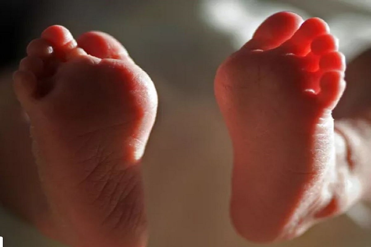 Migrant woman delivers in bus, twins fail to survive