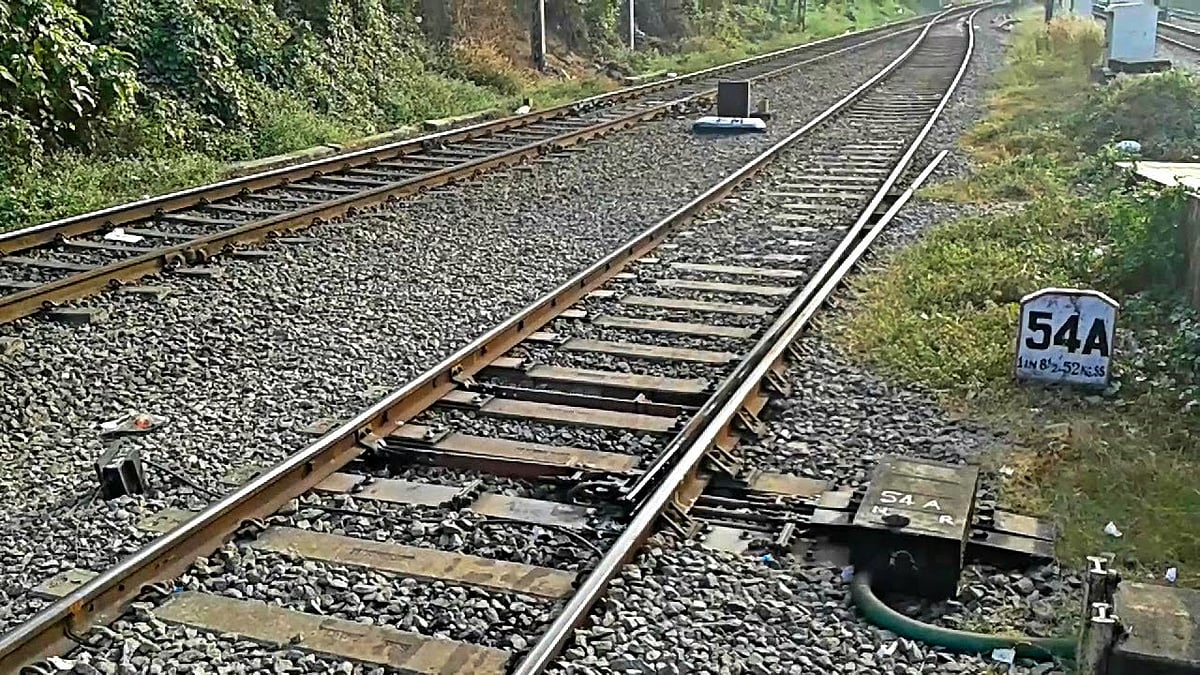 14 migrant workers mowed down by goods train in Maharashtra