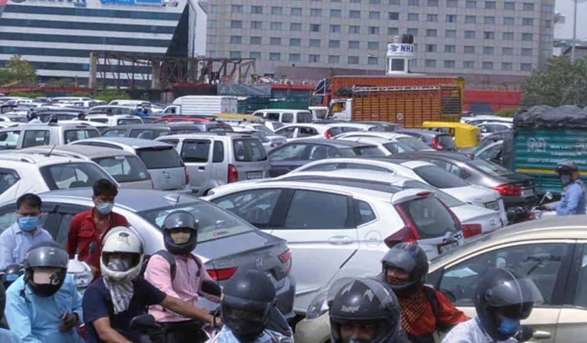 Hundreds of people stopped from crossing the Delhi-Gurgaon to pass through the barricades