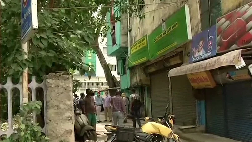 Social distancing norms go for a toss outside Delhi liquor shops