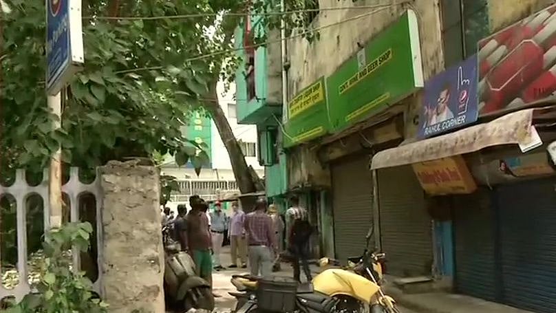 Social distancing norms go for a toss outside Delhi liquor shops