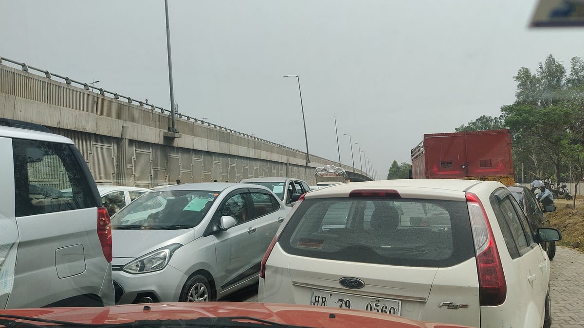 Poor traffic movement at Rajokri-Gurugram toll