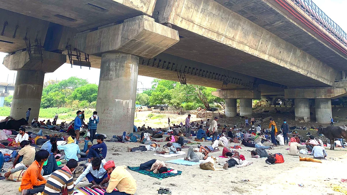 Migrant workers under the Yamuna Bridge in Delhi (File Photo: Twitter)