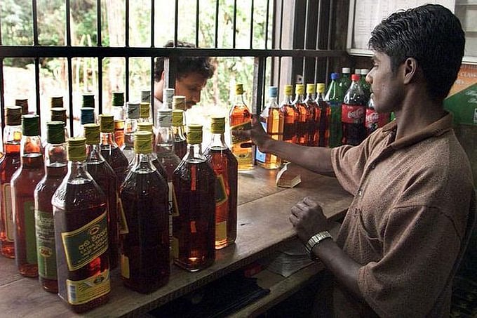 TN govt faces flak for allowing liquor outlets to open