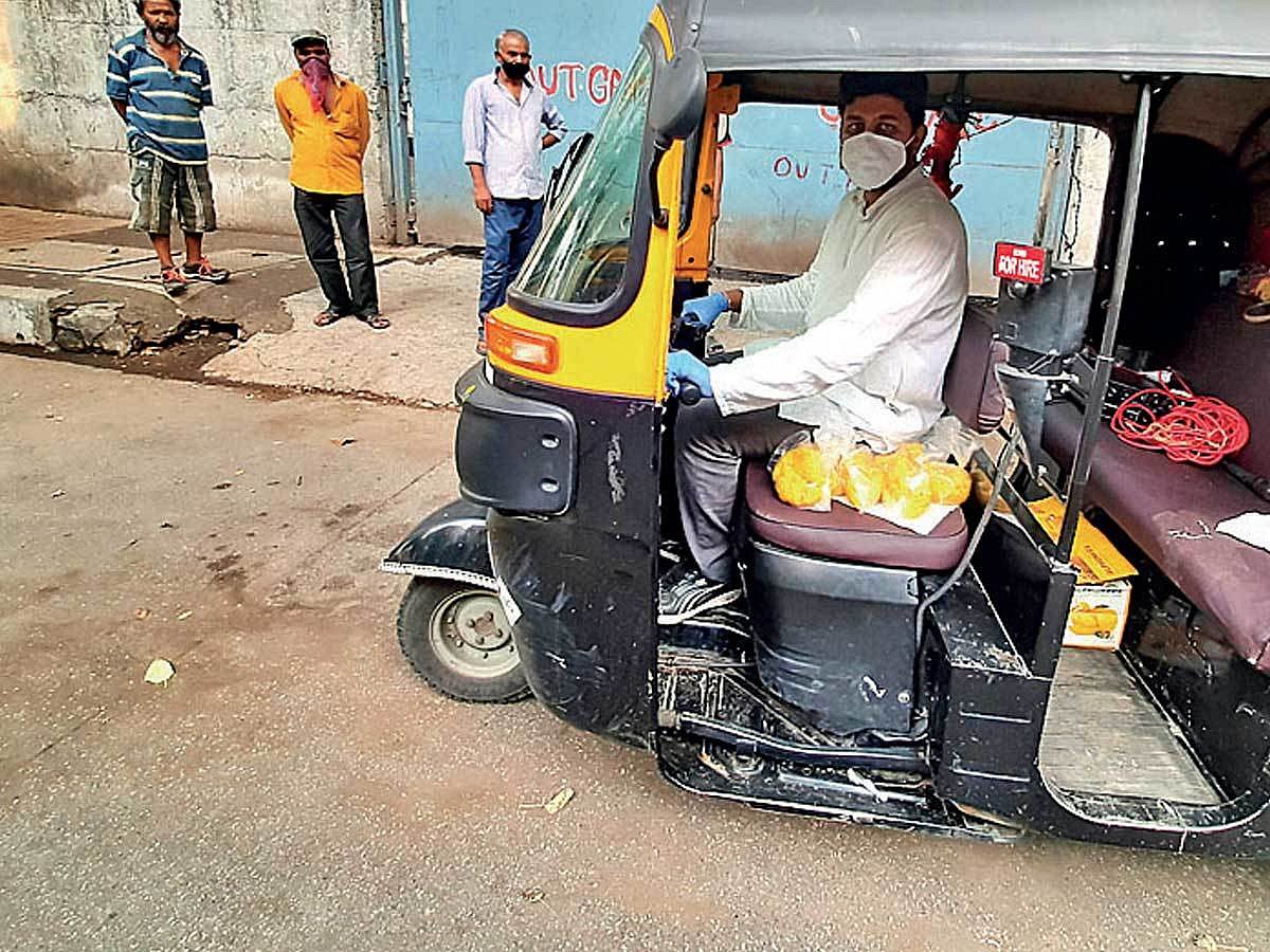 Auto driver uses money saved for wedding to feed migrants