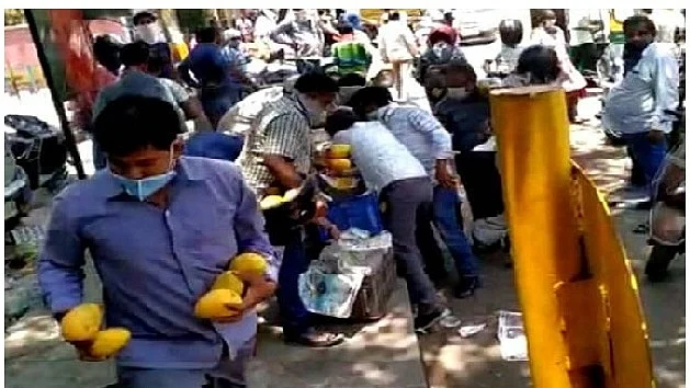 WATCH: Unruly crowd in Delhi robs street vendor of mangoes worth thousands  