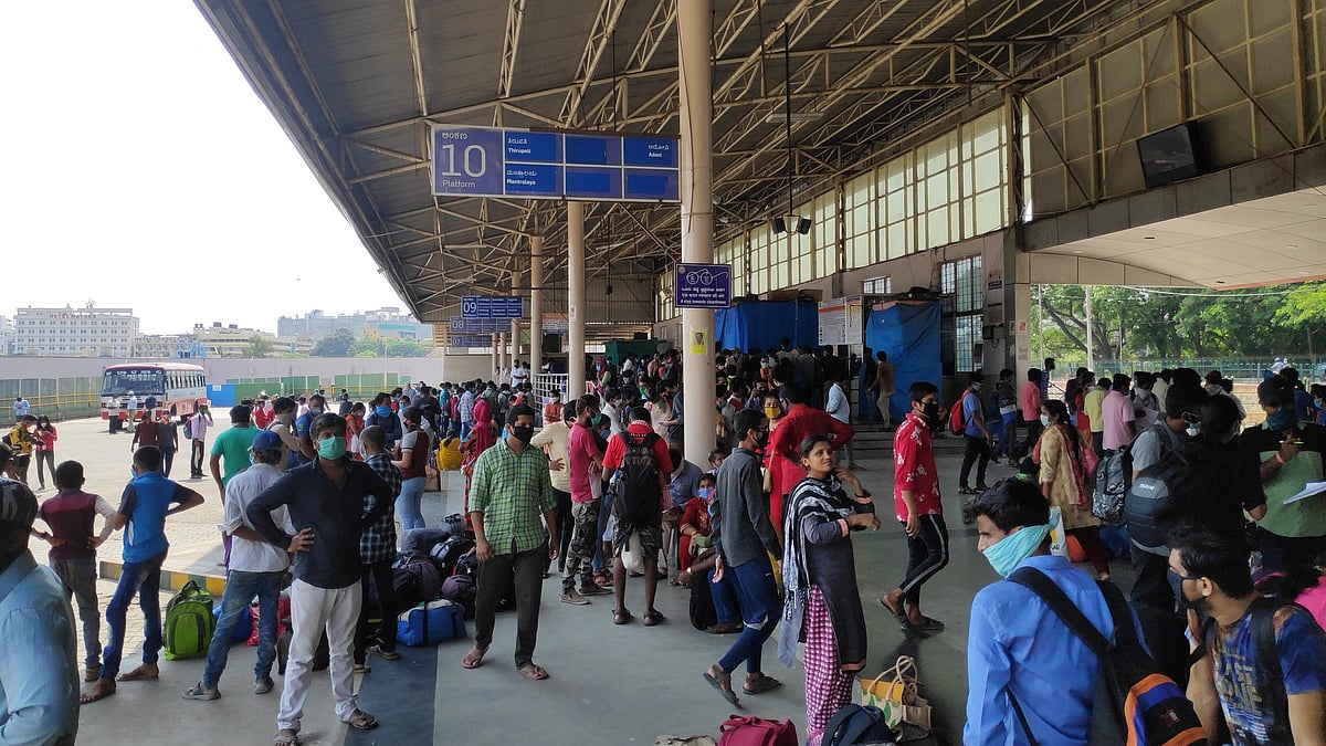 Migrant workers at a bus stand in Bengaluru (Photo courtesy: Twitter)