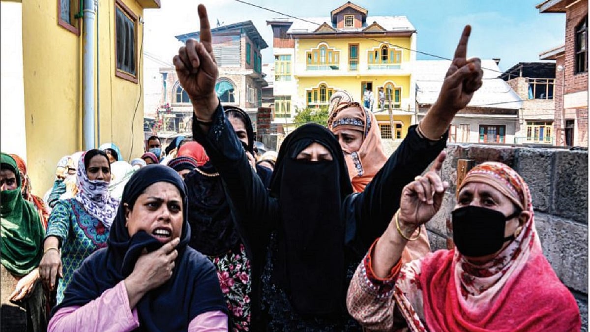  Women protesting at Nawakadal after security forces blew up their houses last week &nbsp;