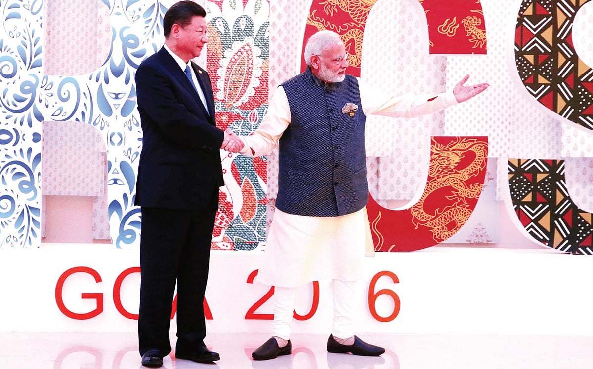 <b>Goa, October 16, 2016: </b>Prime Minister Narendra Modi and Chinese President Xi Jinping shake hands at a welcoming ceremony for the BRICS leaders