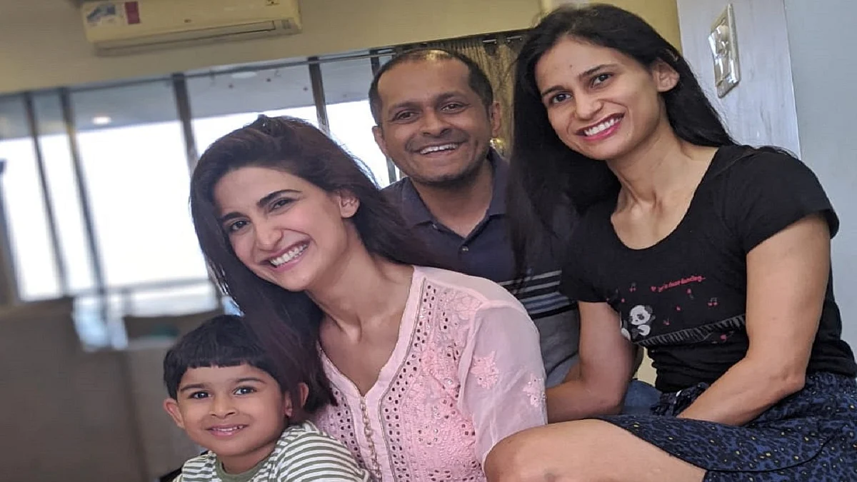 Actress Aahan Kumra with family 