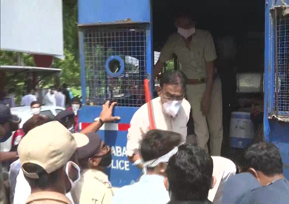 Police detain protesting Congress leaders, workers in Ahmedabad (Photo courtesy: Twitter/ @ConnectGujarat)