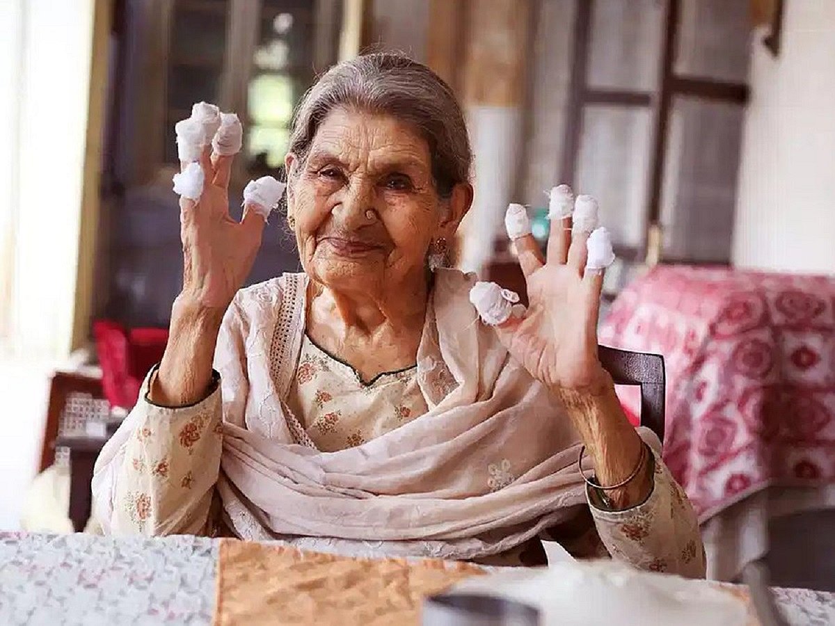 Praise for Begum in Gulabo Sitabo’ makes me happy: Farrukh Jafar