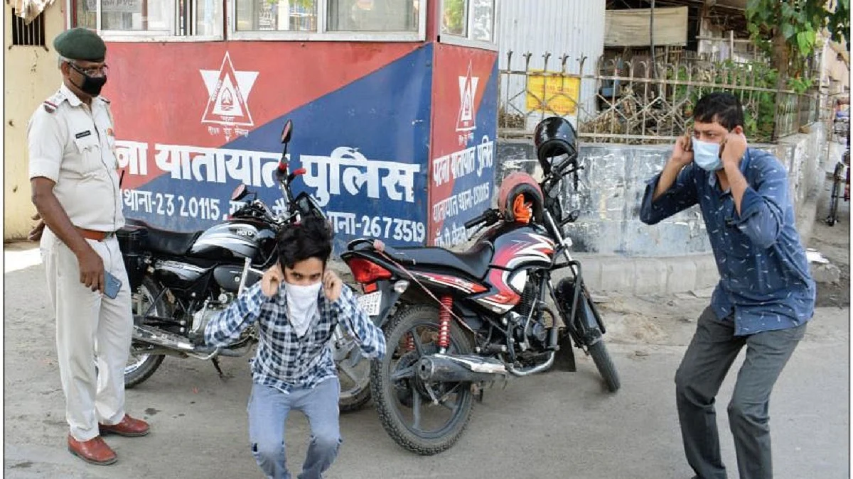  Police personnel punish lockdown violators, at JP roundabout, Patna 