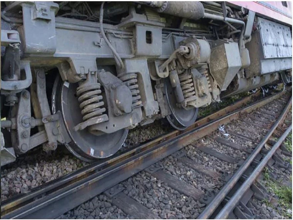 Goods train derails in Uttar Pradesh