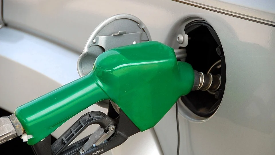 Diwali keeps oil companies from revising petrol, diesel retail prices
