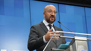 EU summit extends as leaders split over recovery plan