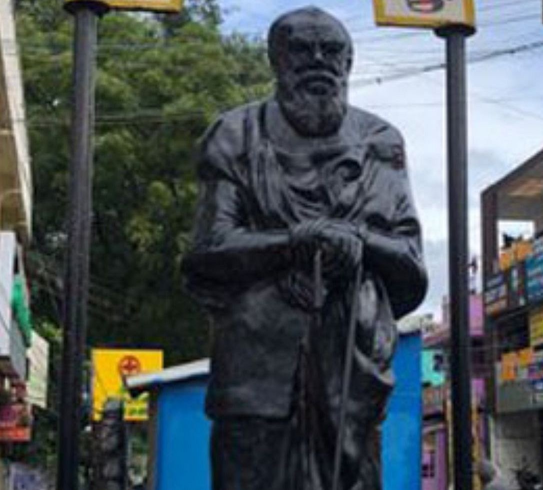 Miscreants splashed saffron paint on Periyar statue in Coimbatore