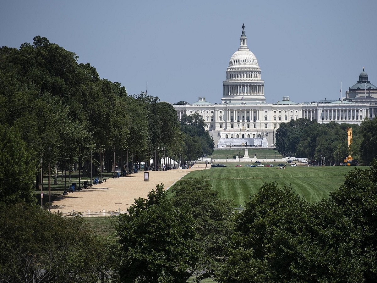 White House cafeteria employee tests COVID-19 positive  
