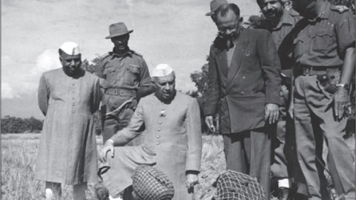  Nehru interacting with soldiers