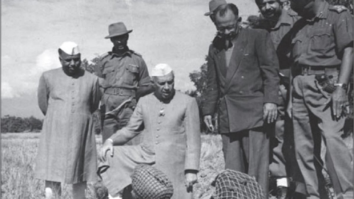  Nehru interacting with soldiers