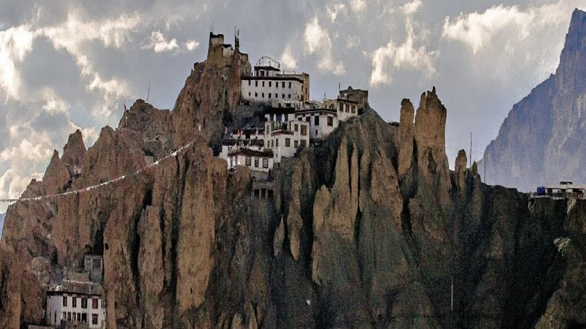 Himachal and Uttarakhand have left tourism in the lurch, complain people  dependent on tourists