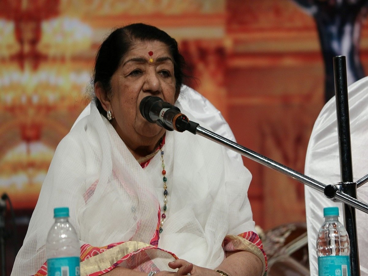 I once sang a duet with Hrithik’s grandmother: Lata Ji on her close relationship with the Roshans