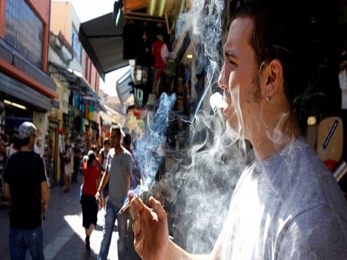 Spanish region to ban outdoor smoking if there’s no social distancing