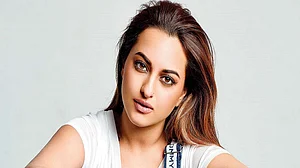 Sonakshi Sinha says “Ab Bas” to cyber bullying, calls for action to support a poet getting rape threats