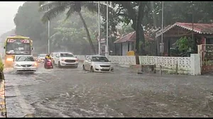 Rains pound Mumbai, MMR for second straight day, life disrupted