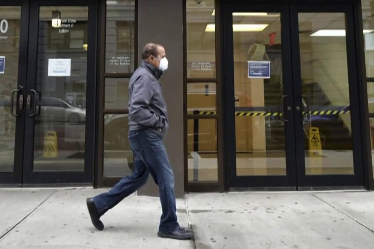 Study reveals why walking to work better for health  